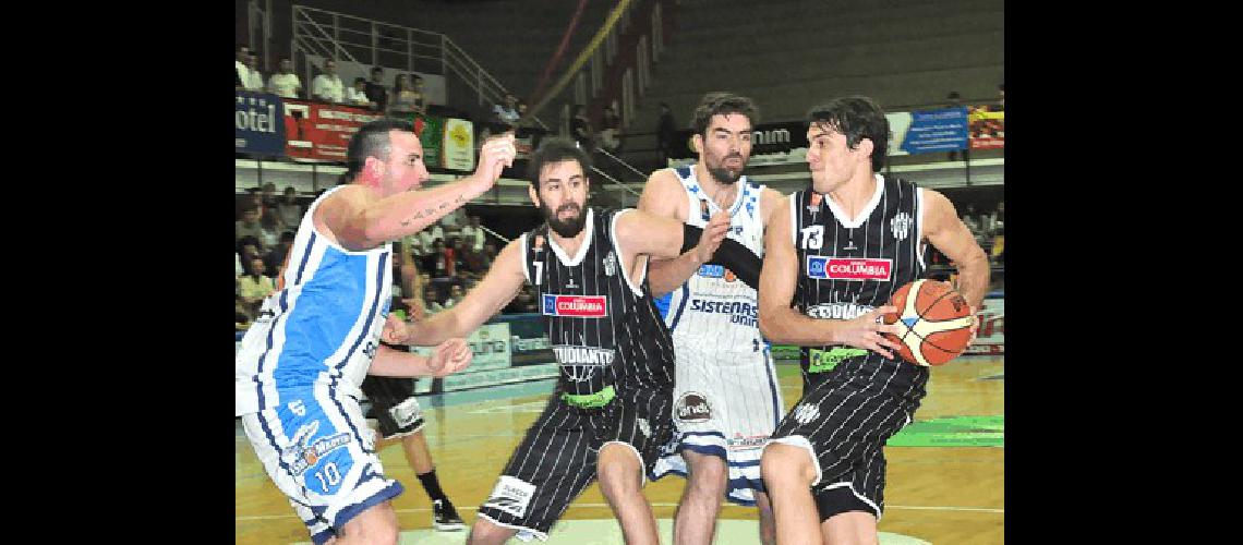 El alero rosarino Rodrigo SÃnchez fue el goleador del Bata con 16 puntos el pasado viernes Marcelo Kehler 