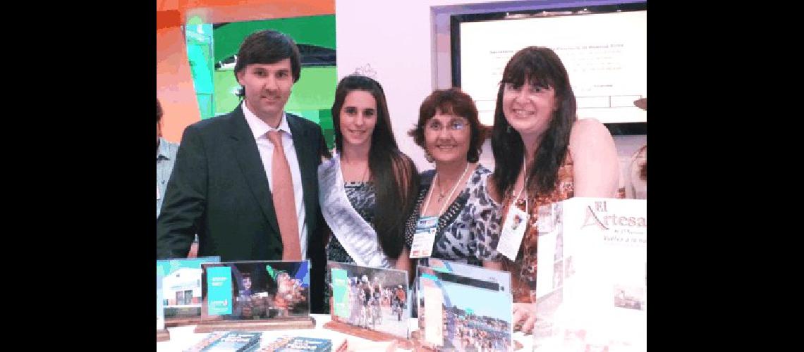 Funcionarios de educaciÃ³n turismo y Miss Laprida estuvieron en la feria 