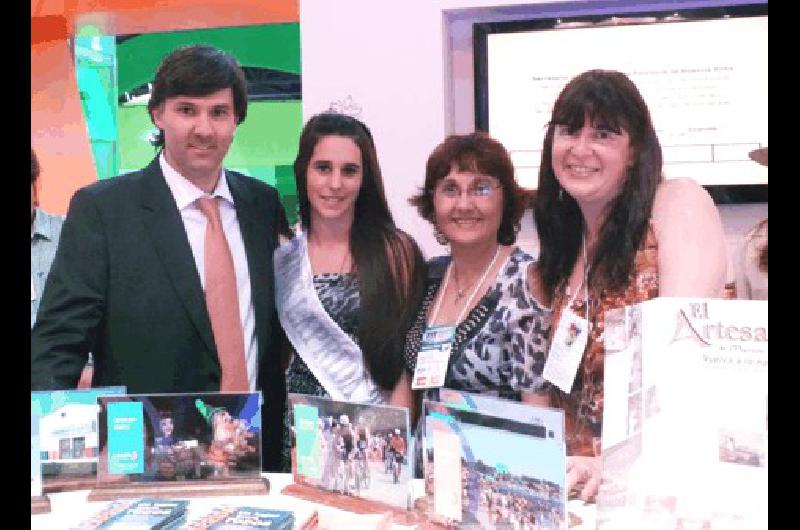 Funcionarios de educaciÃ³n turismo y Miss Laprida estuvieron en la feria 