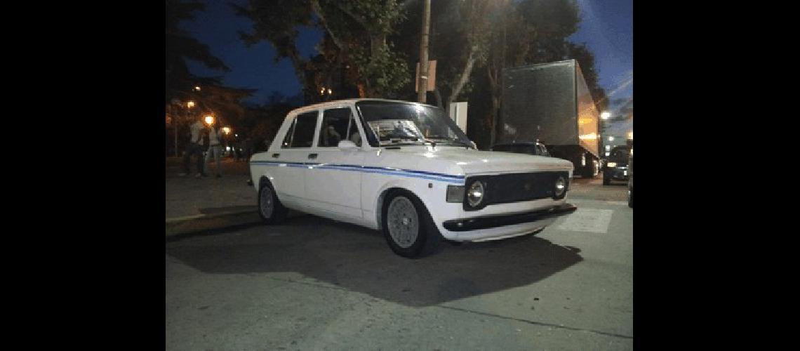 Lucas FernÃ�ndez con su Fiat 128 serÃ� uno de los olavarrienses que disfrutarÃ�n de la tarde - noche del sÃ�bado Prensa 