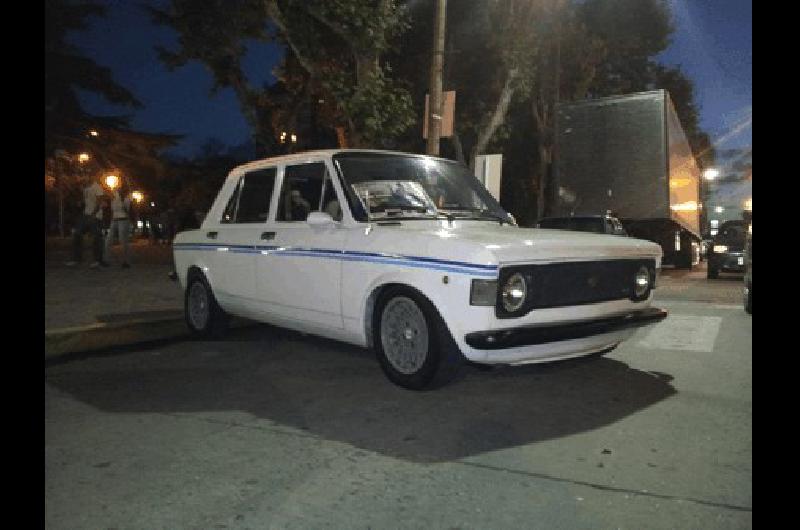 Lucas FernÃ�ndez con su Fiat 128 serÃ� uno de los olavarrienses que disfrutarÃ�n de la tarde - noche del sÃ�bado Prensa 