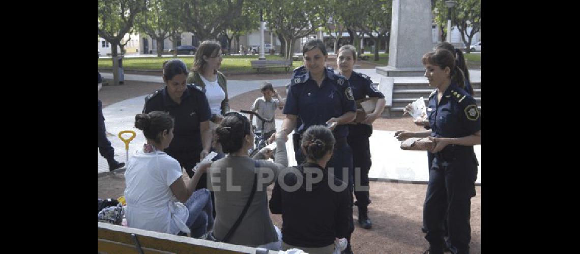 Oficiales de la ComisarÃ­a de la Mujer y la Familia entregaron folleterÃ­a y souvenires Agencia 