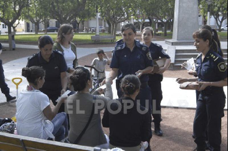 Oficiales de la ComisarÃ­a de la Mujer y la Familia entregaron folleterÃ­a y souvenires Agencia 