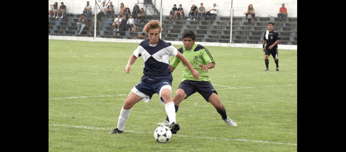 NicolÃs Di Bello convirtiÃ³ dos de los seis goles de El FortÃ­n ante Embajadores Claudio MartÃ­nez 