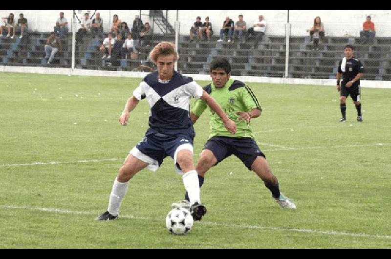 NicolÃs Di Bello convirtiÃ³ dos de los seis goles de El FortÃ­n ante Embajadores Claudio MartÃ­nez 