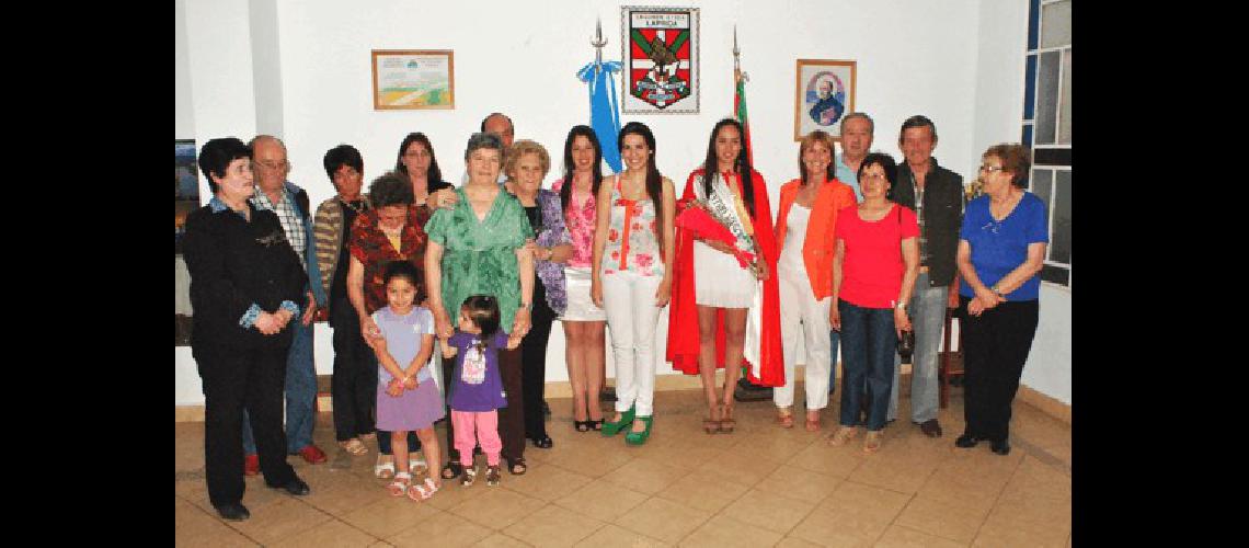 La comisiÃ³n directiva junto a la Miss Centro Vasco y la reina saliente 