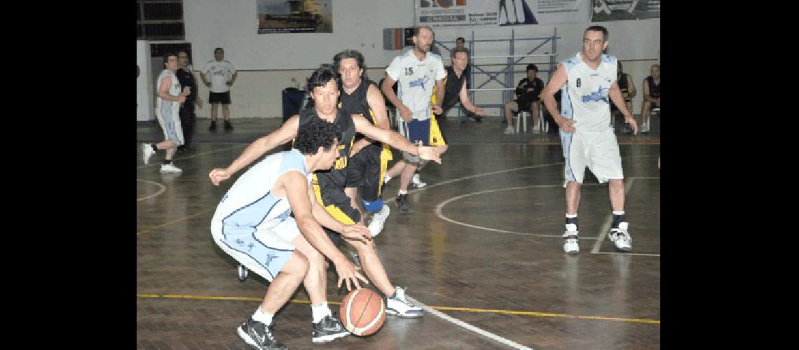 En el segundo juego de la serie final el equipo albo habÃ­a ganado por 64-52 Archivo 