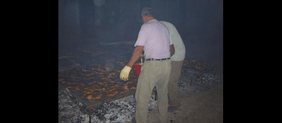 Se sirviÃ³ un asado popular Se asaron dos vaquillonas y 200 pollos 