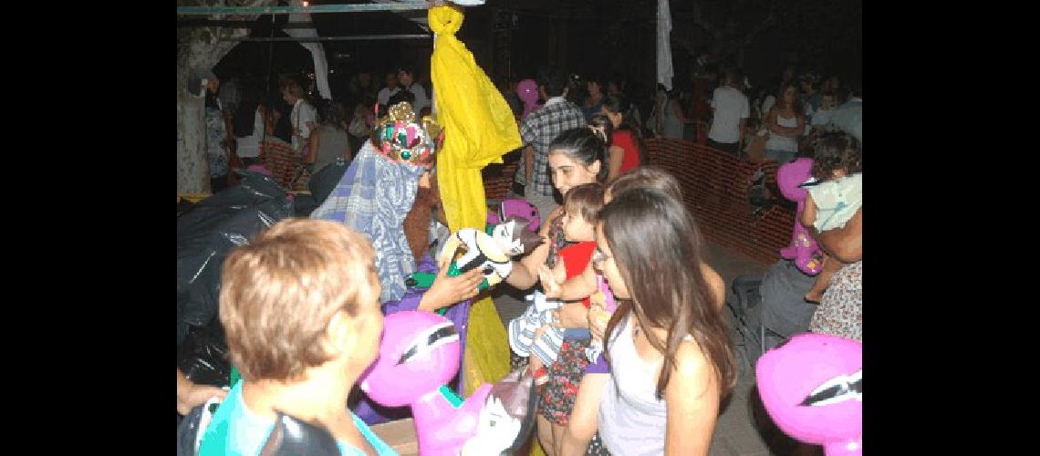 Los Reyes Magos llegaron a la plaza San MartÃ­n donde regalaron juguetes para los niÃ±os y niÃ±as lamatritenses 