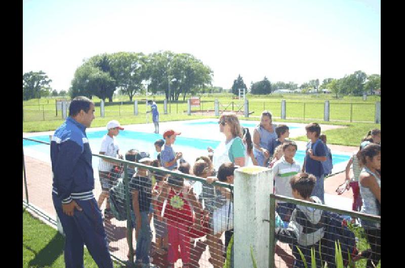 En las piletas del Polideportivo y en las localidades se desarrolla la parte recreativa del programa Escuelas Abiertas en Verano 