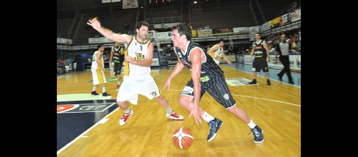 El alero rosarino Rodrigo SÃnchez anotÃ³ anoche 11 puntos en el equipo bataraz de JosÃ© Luis Pisani Archivo 