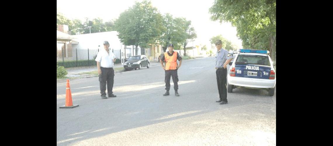 Oficiales de TrÃ�nsito y de la PolicÃ­a intensifican los controles vehiculares para crear conciencia sobre la seguridad vial Agencia 