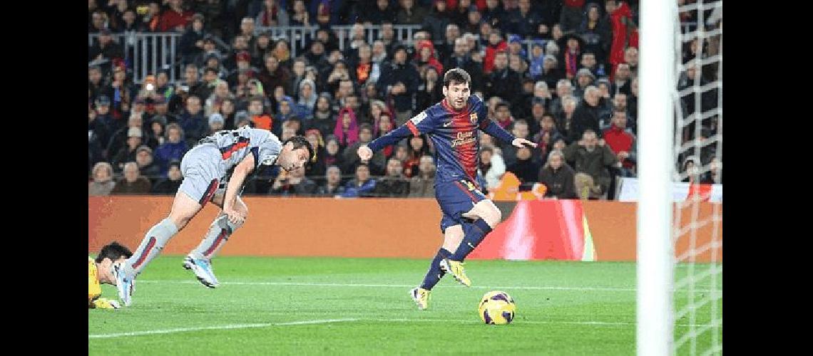 Messi marca el tercero de sus cuatro goles ante el Osasuna ABC 