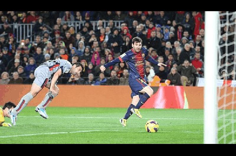 Messi marca el tercero de sus cuatro goles ante el Osasuna ABC 