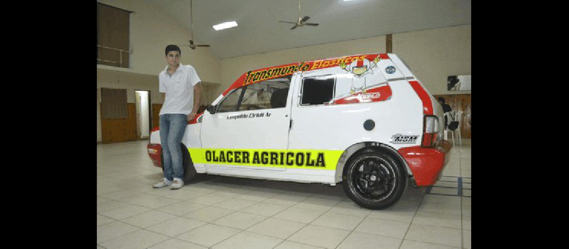 Leopoldo Cirioli mostrÃ³ el jueves en la Sociedad de Fomento Roca Merlo el Fiat Uno de Turismo Pista Foto Miguelangel 