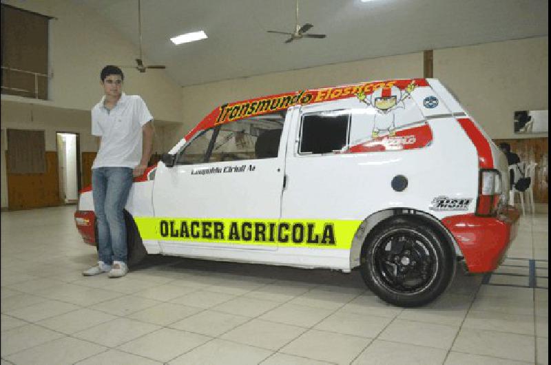 Leopoldo Cirioli mostrÃ³ el jueves en la Sociedad de Fomento Roca Merlo el Fiat Uno de Turismo Pista Foto Miguelangel 