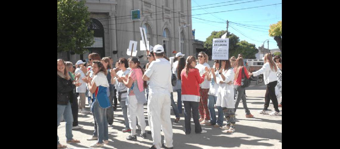 MÃ�s de 150 docentes de La Madrid se movilizaron por las calles cÃ©ntricas Agencia