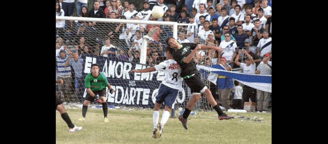 Una muy buena concurrencia se hizo presente para ver el clÃsico entre Sierra Chica y AtlÃ©tico Hinojo Claudio MartÃ­nez 