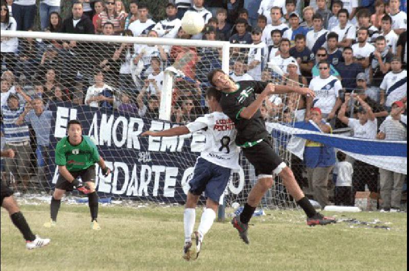 Una muy buena concurrencia se hizo presente para ver el clÃsico entre Sierra Chica y AtlÃ©tico Hinojo Claudio MartÃ­nez 