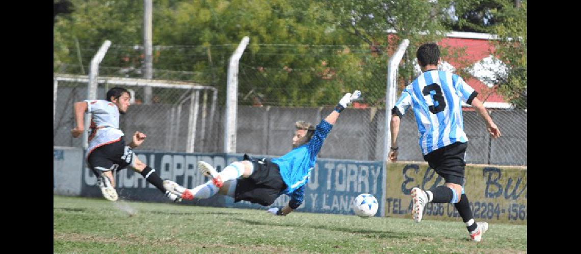 Aguirre -autor de los dos goles de Newbery- intenta definir ante Flocco pero Abad llegarÃ a despejar sobre la lÃ­nea Agencia 