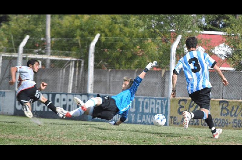 Aguirre -autor de los dos goles de Newbery- intenta definir ante Flocco pero Abad llegarÃ a despejar sobre la lÃ­nea Agencia 