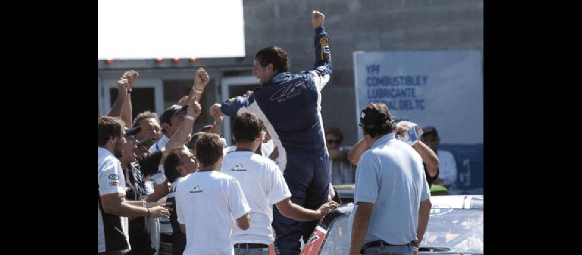 El UR Racing a pleno festeja con Pezzucchi un momento histÃ³rico- haber logrado el primer Ã©xito en el TC Pista CaÃ±uelas GB Racing 