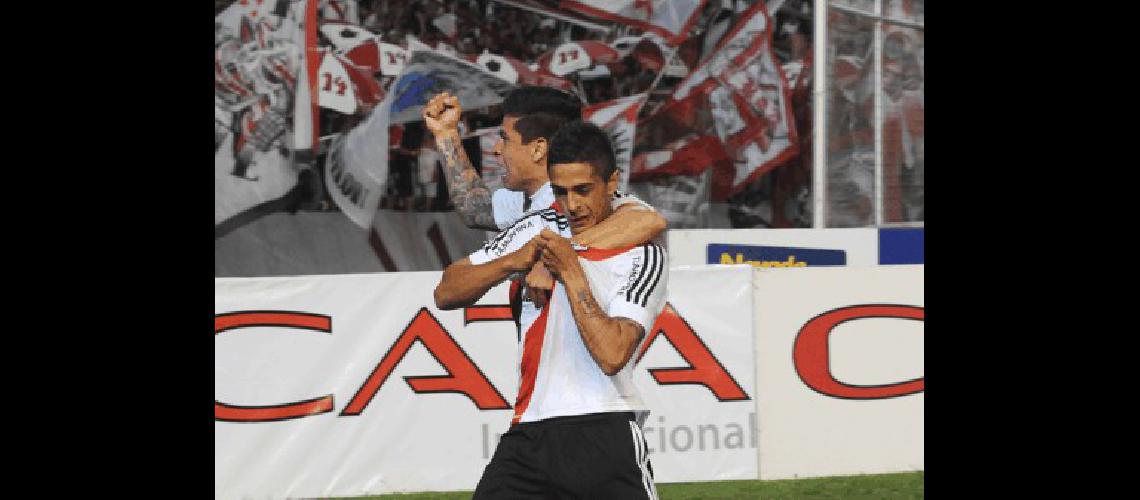 Manuel Lanzini de penal hizo el primer gol de River Plate 