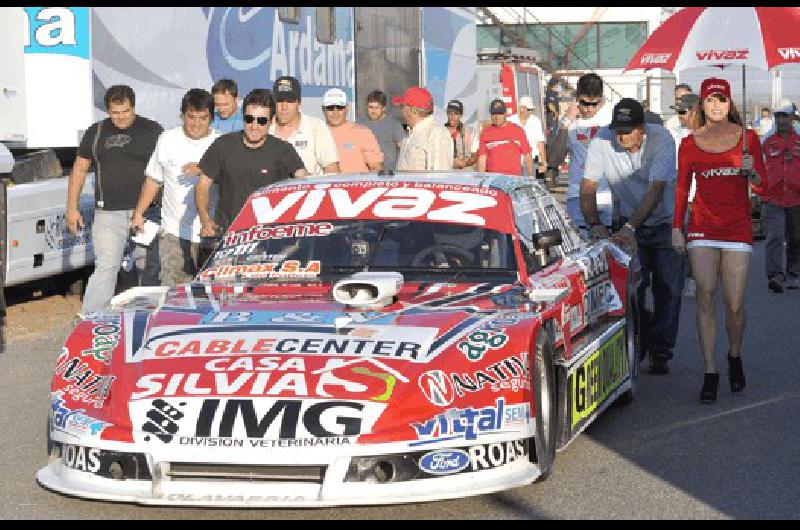 El primer dÃ­a del TC Pista en OlavarrÃ­a mostrÃ³ como dueÃ±o de la clasificaciÃ³n provisoria al piloto local NicolÃ�s Pezzucchi con la Dodge del UR Racing 