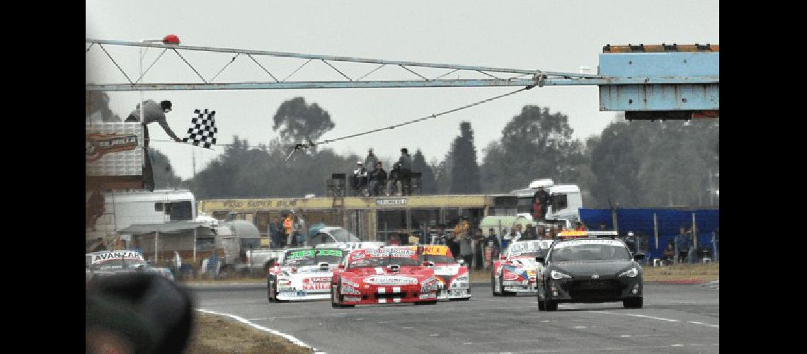 La primera serie fue friccionada y trabada de hecho la bandera a cuadros la vio con el pace car en pista 