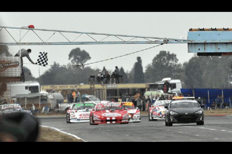 La primera serie fue friccionada y trabada de hecho la bandera a cuadros la vio con el pace car en pista 