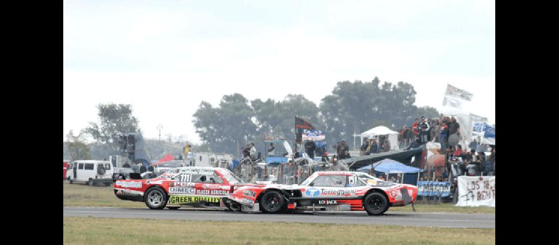 Una imagen que duele- Pezzucchi no pudo esquivar a Urcera y la Dodge quedÃ³ daÃ±ada sin posibilidades de continuar en carrera 