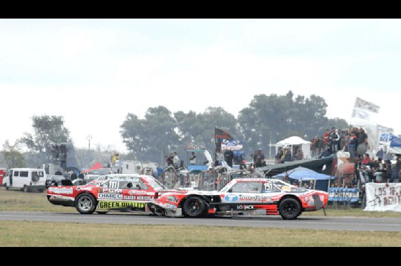 Una imagen que duele- Pezzucchi no pudo esquivar a Urcera y la Dodge quedÃ³ daÃ±ada sin posibilidades de continuar en carrera 