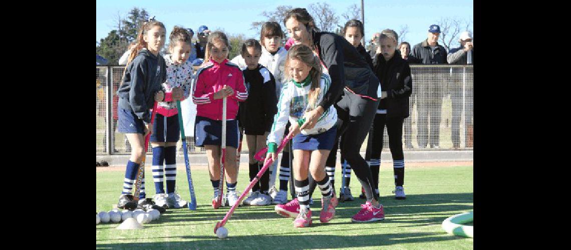 EnseÃ±ar a los mÃ�s pequeÃ±os Luciana Aymar entregÃ³ una clÃ­nica inolvidable en OlavarrÃ­a donde chicos y chicas disfrutaron de la Leona 