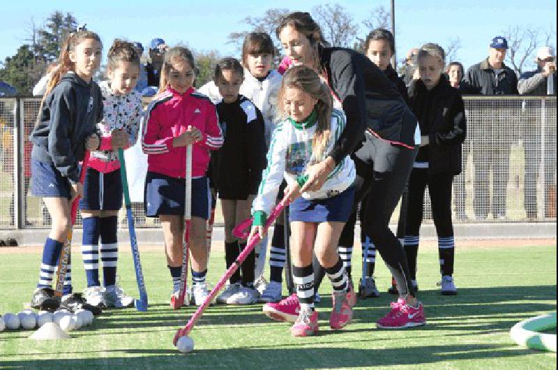 EnseÃ±ar a los mÃ�s pequeÃ±os Luciana Aymar entregÃ³ una clÃ­nica inolvidable en OlavarrÃ­a donde chicos y chicas disfrutaron de la Leona 