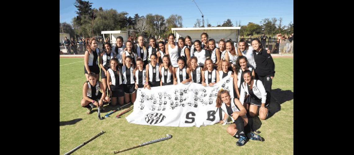 Uno de los tantos equipos de hockey de Estudiantes que no se quiso perder la foto con Luciana 