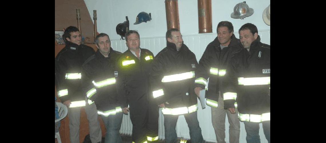 Se realizÃ³ la entrega de nueva indumentaria para los Bomberos Voluntarios de La Madrid 