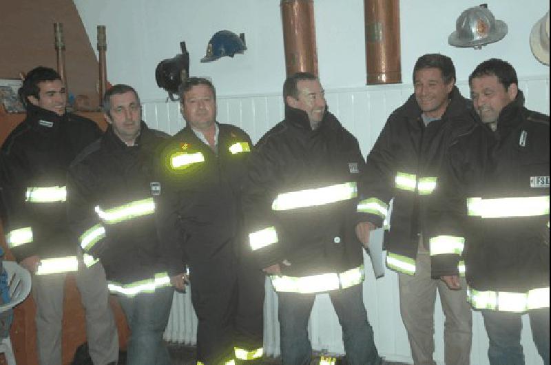 Se realizÃ³ la entrega de nueva indumentaria para los Bomberos Voluntarios de La Madrid 