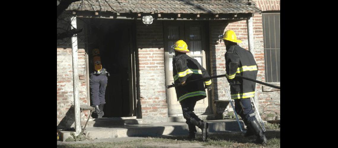 Los Bomberos de La Madrid trabajaron en un principio de incendio de una casa 