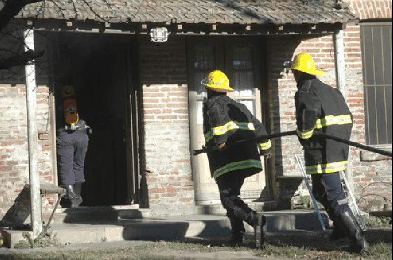 Los Bomberos de La Madrid trabajaron en un principio de incendio de una casa 