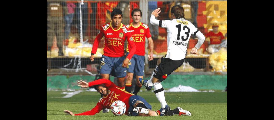 Pitu Abelairas lucha la pelota contra Colo Colo El olavarriense festejÃ³ ayer un nuevo tÃ­tulo en Chile 