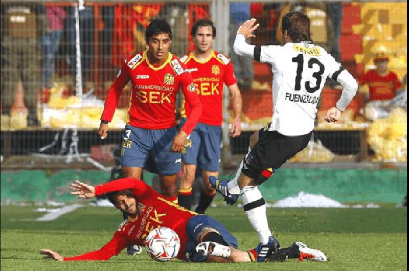 Pitu Abelairas lucha la pelota contra Colo Colo El olavarriense festejÃ³ ayer un nuevo tÃ­tulo en Chile 