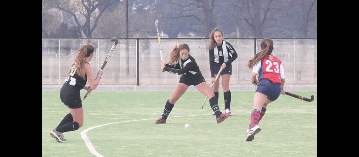 Las niÃ±as recibieron a Azul Rugby 