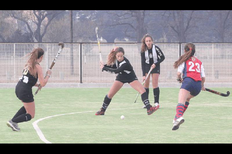 Las niÃ±as recibieron a Azul Rugby 