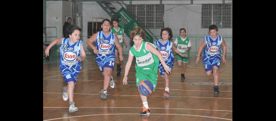 Pueblo Nuevo recibiÃ³ a Racing de General La Madrid en el gimnasio Juan Manolio 