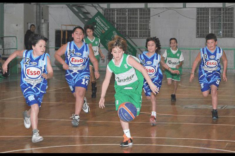 Pueblo Nuevo recibiÃ³ a Racing de General La Madrid en el gimnasio Juan Manolio 