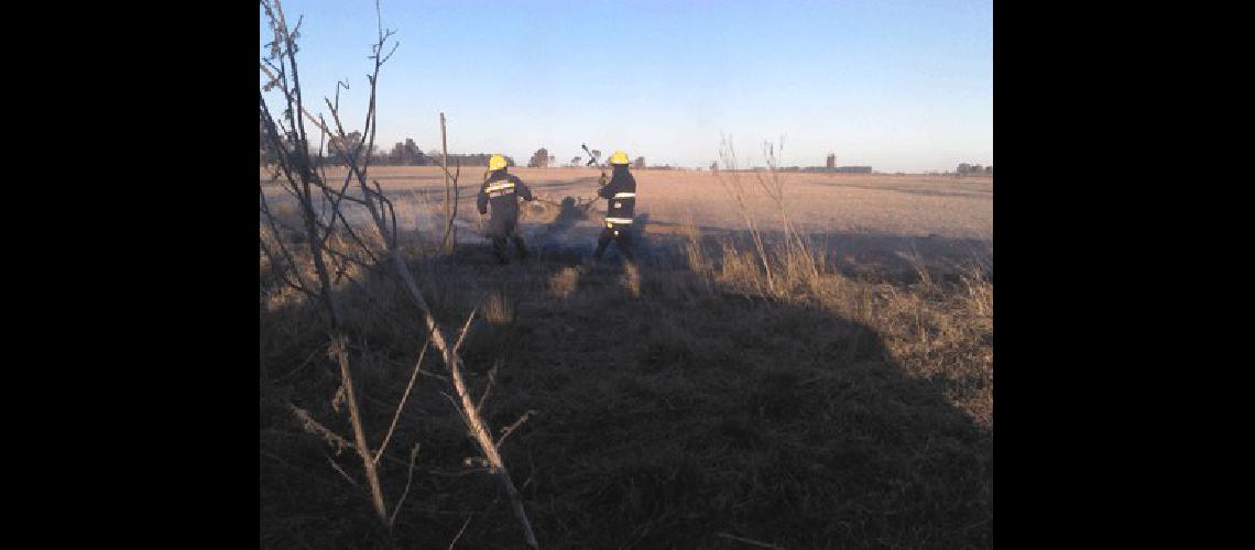 Una dotaciÃ³n de Bomberos de La Madrid trabajÃ³ para sofocar un principio de incendio en el predio ferial de Casa Lago 