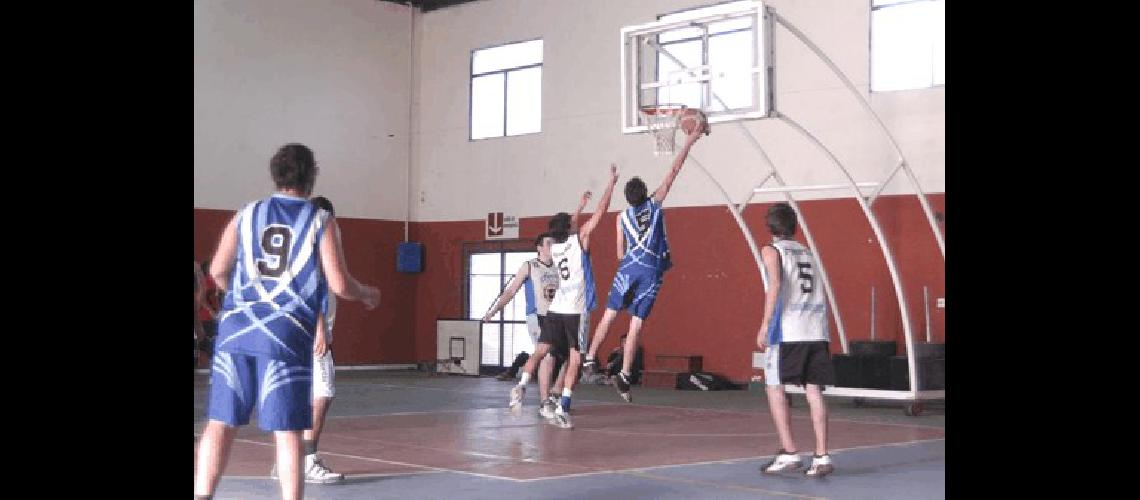 Racing de La Madrid estÃ� disputando una nueva fecha del Oficial en este fin de semana largo tanto en infantiles como en Primera 