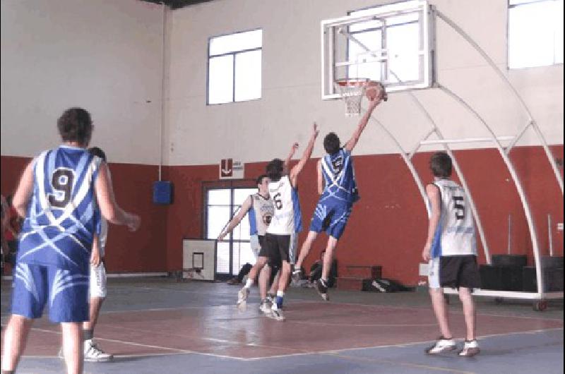 Racing de La Madrid estÃ� disputando una nueva fecha del Oficial en este fin de semana largo tanto en infantiles como en Primera 