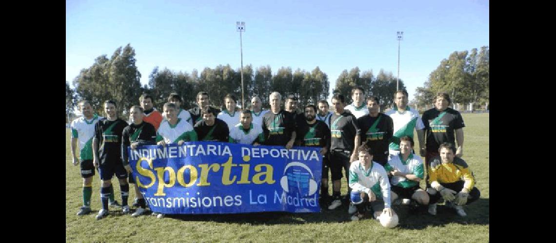 Los equipos de las FM Transmisiones La Madrid y Z98 que jugaron el primer partido 