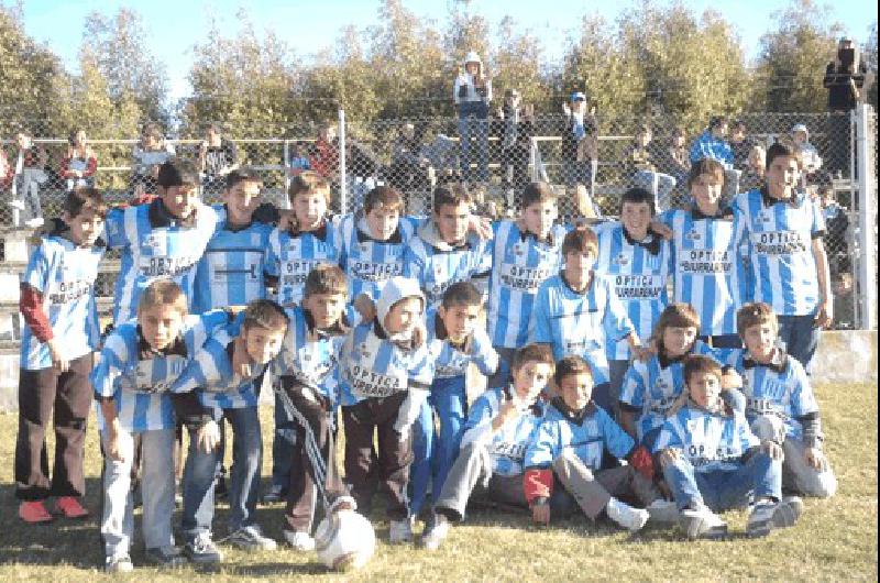 Emir Popp festeja su gol Racing le ganÃ³ 2 a 0 a Ingeniero en el superclÃ�sico de La Madrid 